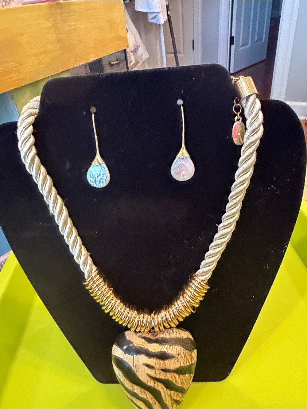 Gold-Tone Rope Necklace with Zebra Heart Pendant and Drop Earrings NEW
